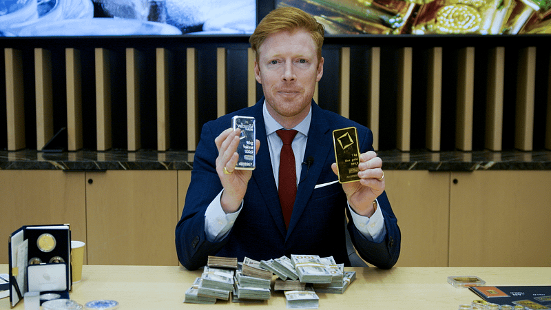 Gold vs the Dollar: One Holds Value—One Loses It