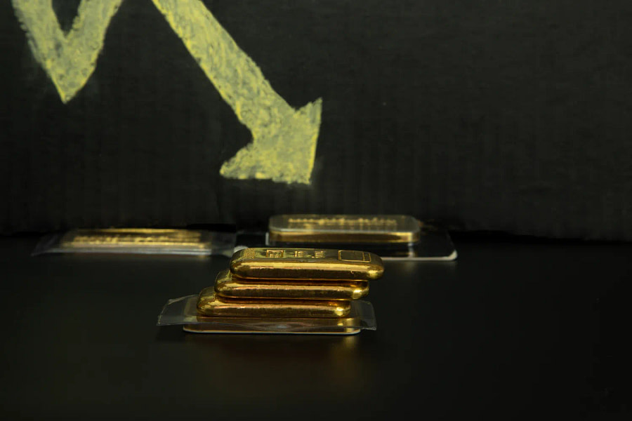 When and Why Do Gold Prices Drop?